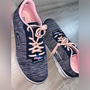 Skechers Women's Go Walk 5 True Sneaker